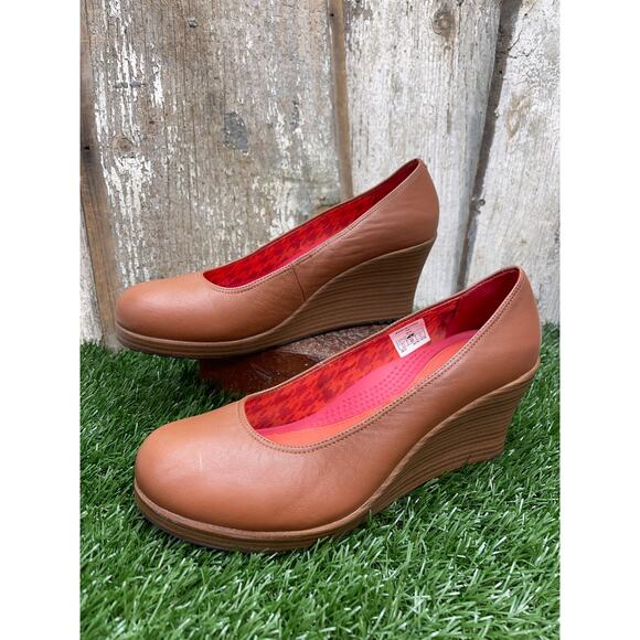 Crocs A-Leigh Brown Closed Toe Wedge Pumps Women's 10 - Picture 1 of 9